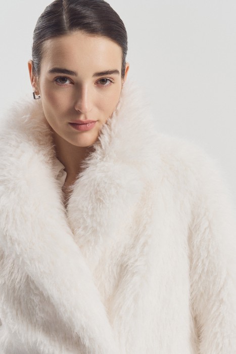 шуба из искусственного меха по цене 8150 руб вид справа