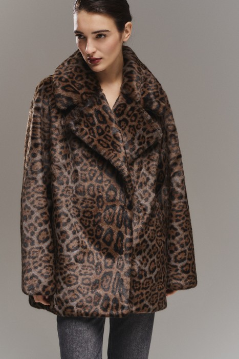 шуба из искусственного меха от бренда снежная королева вид слева