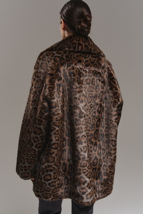 шуба из искусственного меха по цене 16310 руб вид справа