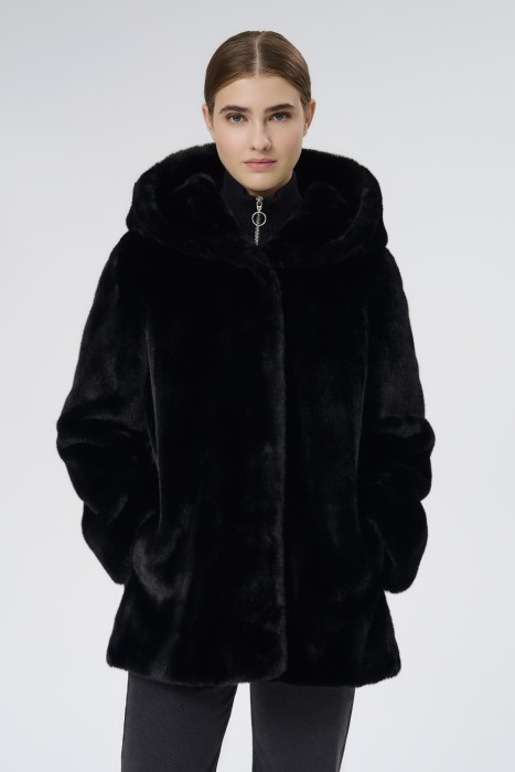 шуба из искусственного меха от бренда снежная королева вид слева