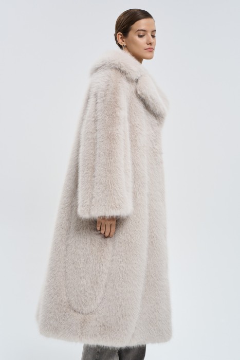 шуба из искусственного меха от бренда снежная королева вид слева