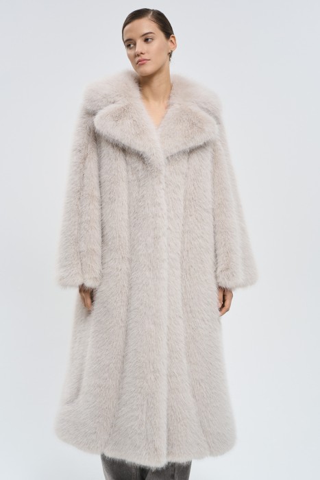 шуба из искусственного меха по цене 18760 руб вид справа