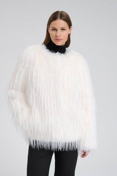 шуба из искусственного меха от бренда снежная королева вид слева