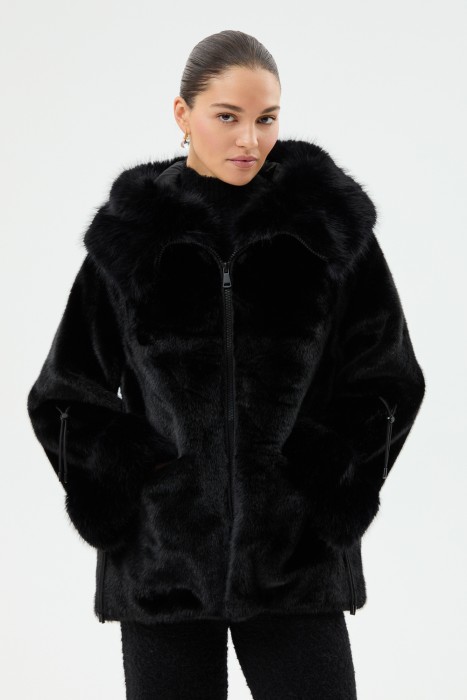 шуба из искусственного меха от бренда снежная королева вид слева