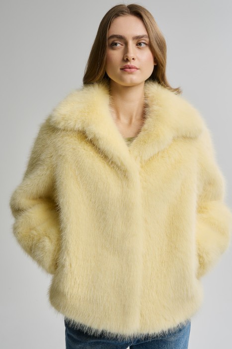 шуба из искусственного меха от бренда снежная королева вид слева