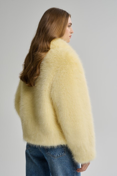 шуба из искусственного меха по цене 12230 руб вид справа