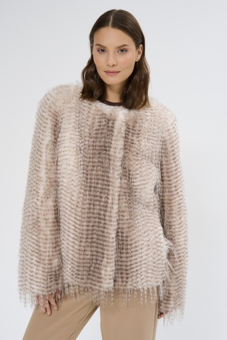 шуба из искусственного меха от бренда снежная королева вид слева