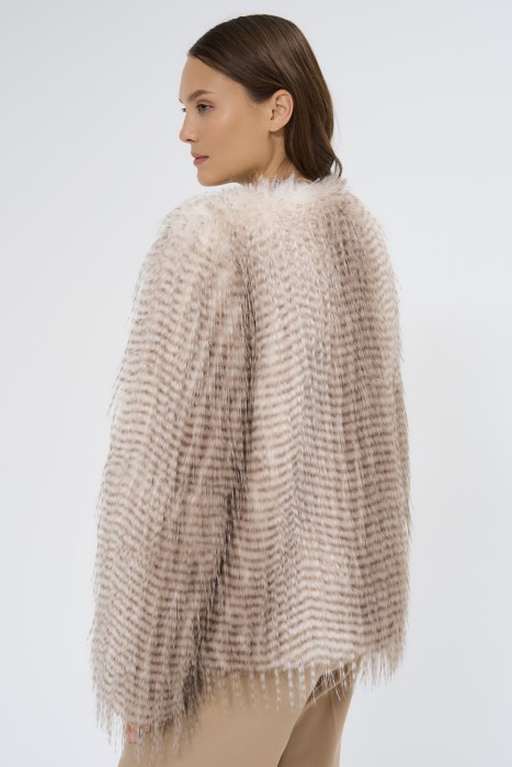 шуба из искусственного меха по цене 12120 руб вид справа