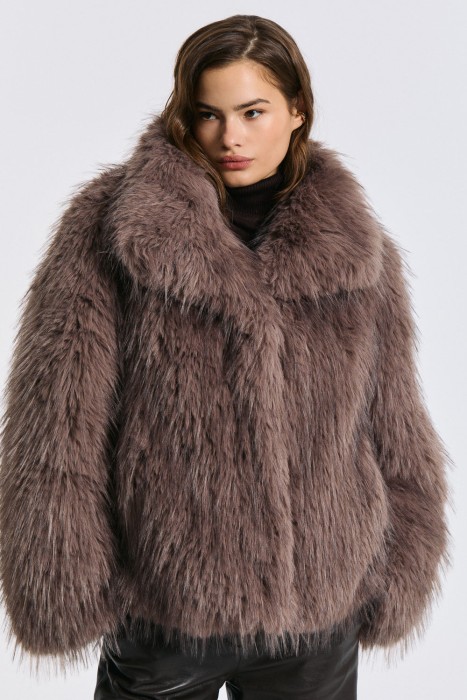 шуба из искусственного меха от бренда снежная королева вид слева