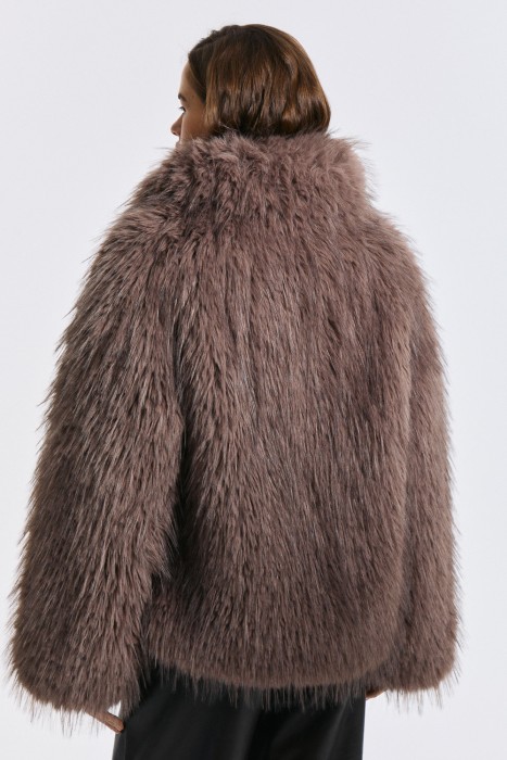 шуба из искусственного меха по цене 18760 руб вид справа