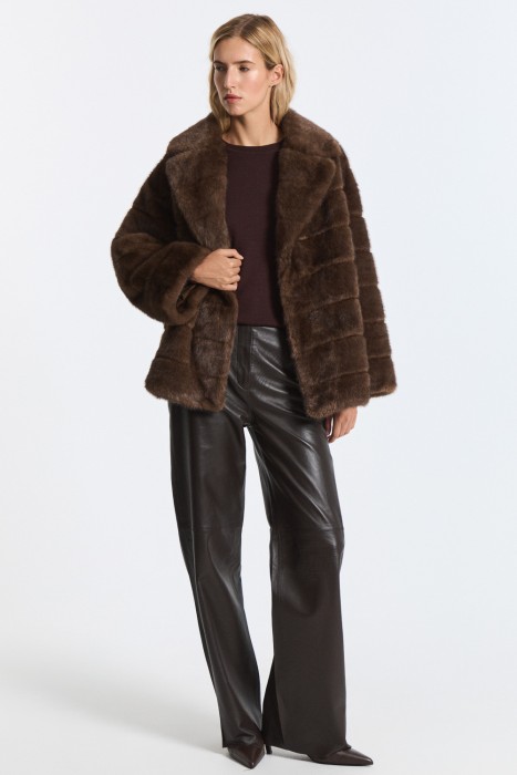 шуба из искусственного меха от бренда снежная королева вид слева