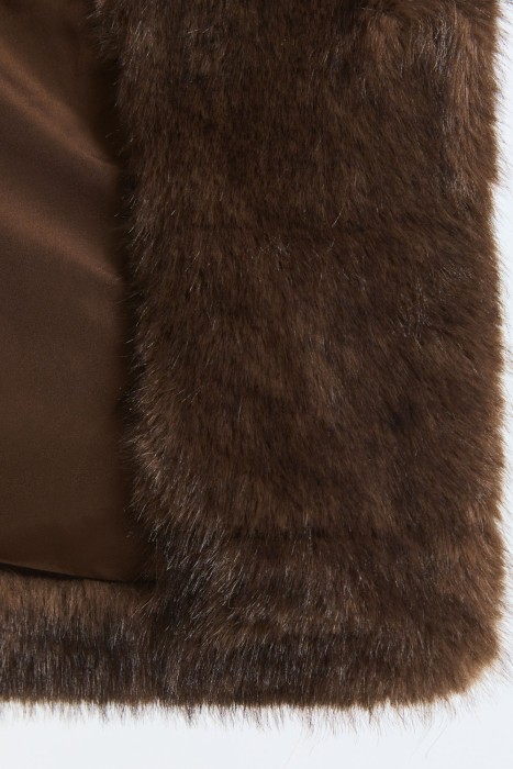 шуба из искусственного меха по цене 12640 руб вид справа