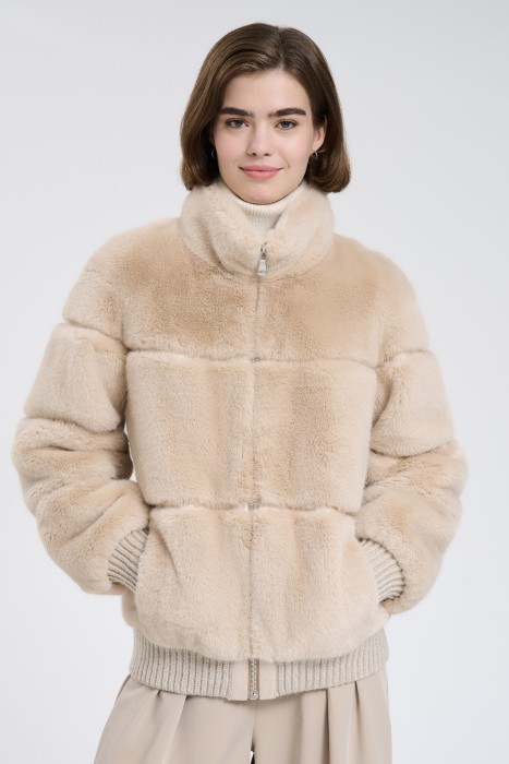 шуба из искусственного меха от бренда снежная королева вид слева