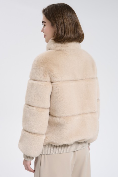 шуба из искусственного меха по цене 12230 руб вид справа