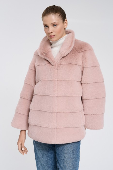 шуба из искусственного меха от бренда снежная королева вид слева