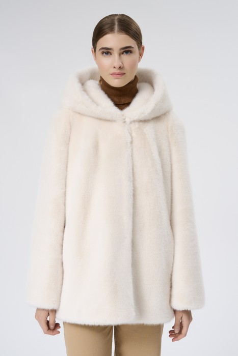 шуба из искусственного меха от бренда снежная королева вид слева