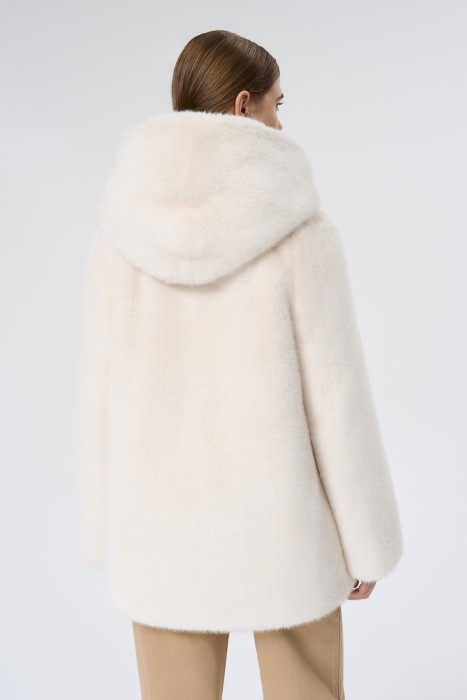 шуба из искусственного меха по цене 15490 руб вид справа