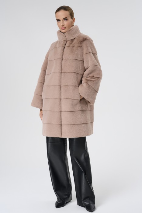 шуба из искусственного меха от бренда снежная королева вид слева