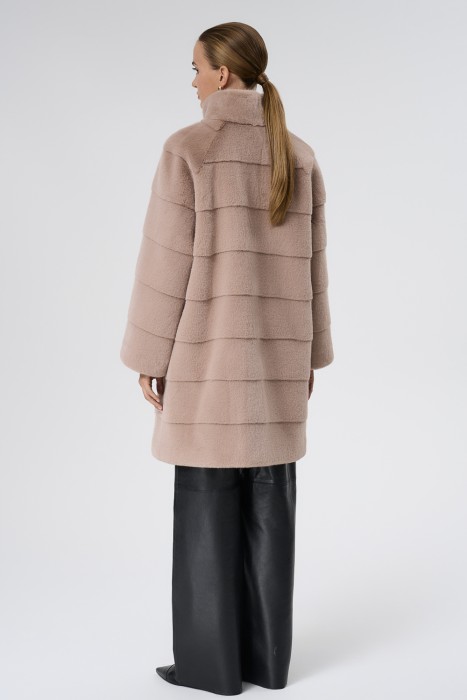 шуба из искусственного меха по цене 13040 руб вид справа