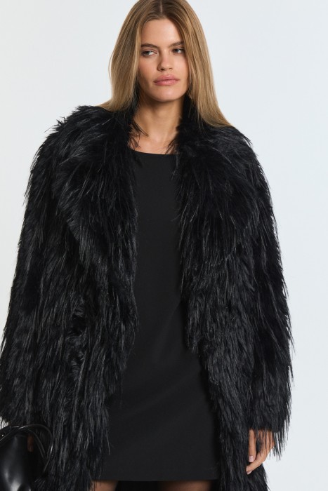 шуба из искусственного меха от бренда снежная королева вид слева