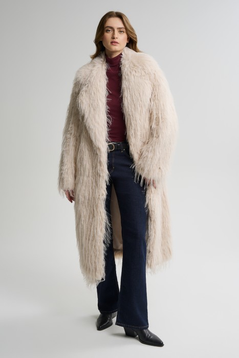 шуба из искусственного меха от бренда снежная королева вид слева