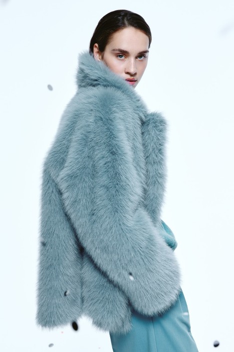 шуба из искусственного меха по цене 12640 руб вид справа