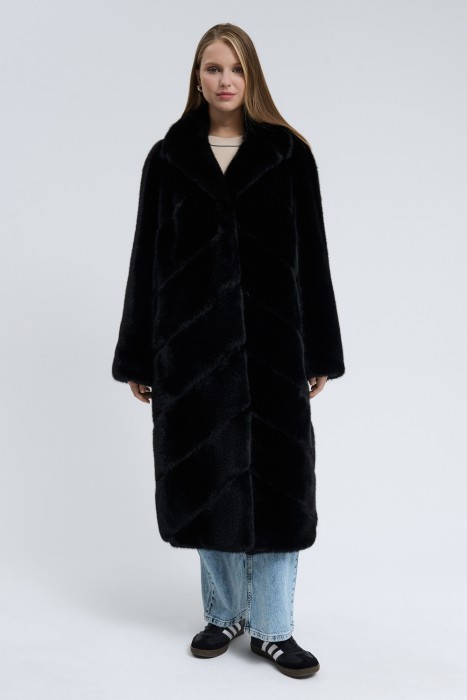 шуба из искусственного меха от бренда снежная королева вид слева