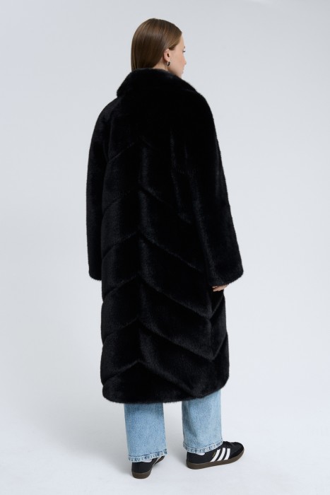 шуба из искусственного меха по цене 15490 руб вид справа