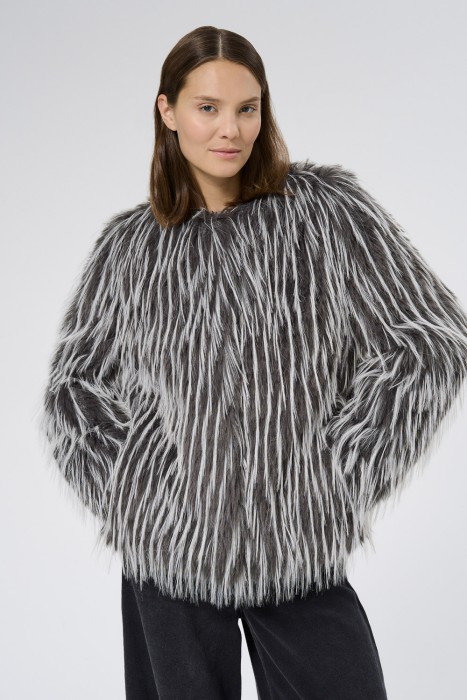 шуба из искусственного меха от бренда снежная королева вид слева