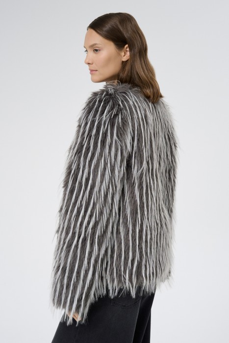 шуба из искусственного меха по цене 14680 руб вид справа