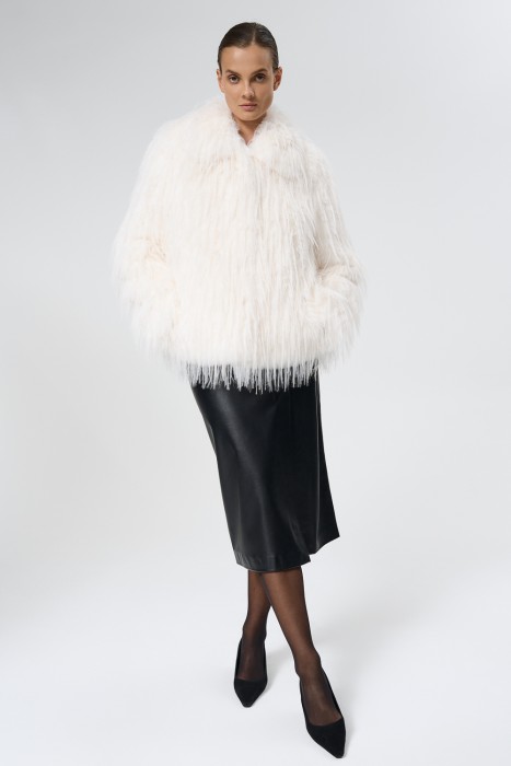 шуба из искусственного меха от бренда снежная королева вид слева