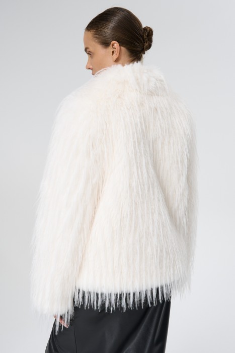 шуба из искусственного меха по цене 18760 руб вид справа