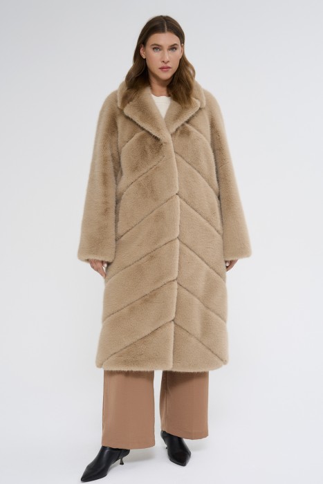 шуба из искусственного меха от бренда снежная королева вид слева