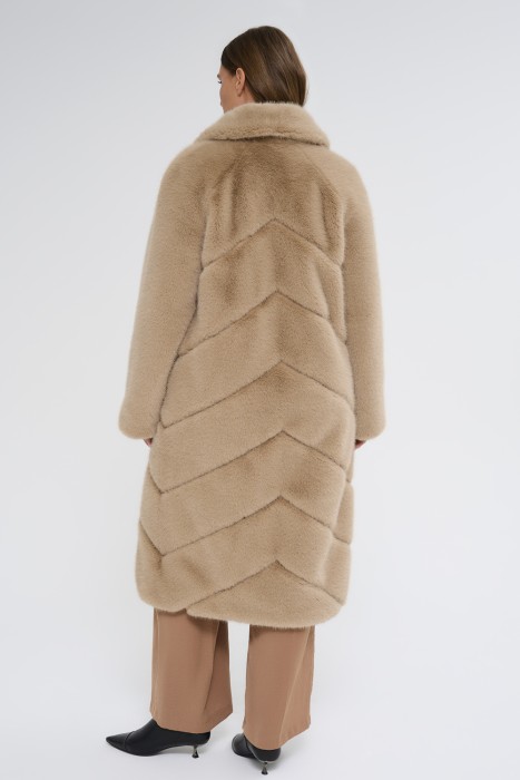 шуба из искусственного меха по цене 13450 руб вид справа