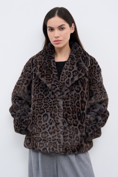 шуба из искусственного меха от бренда снежная королева вид слева