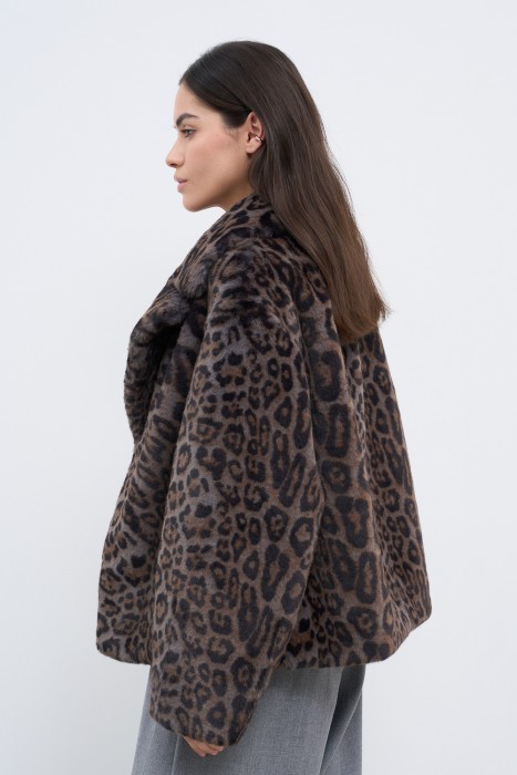 шуба из искусственного меха по цене 16720 руб вид справа