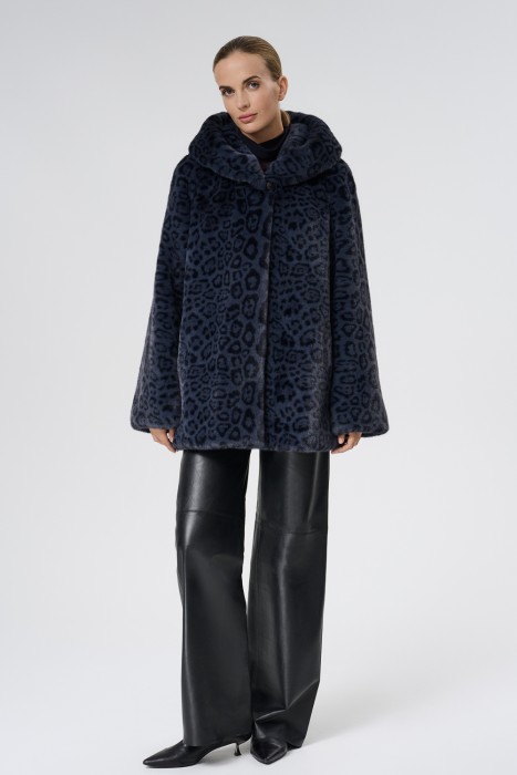 шуба из искусственного меха от бренда снежная королева вид слева