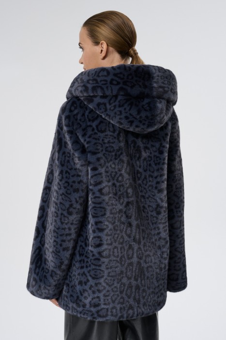 шуба из искусственного меха по цене 11720 руб вид справа