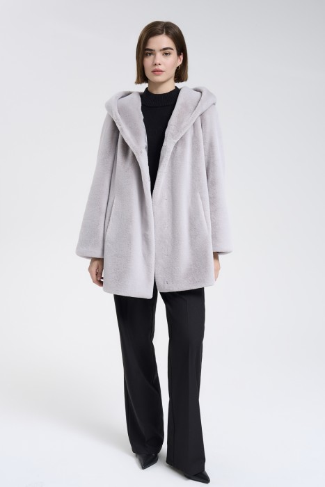 шуба из искусственного меха от бренда снежная королева вид слева