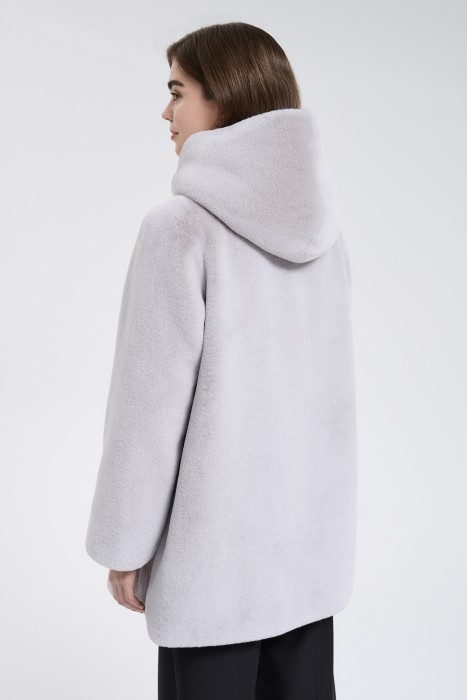 шуба из искусственного меха по цене 13670 руб вид справа