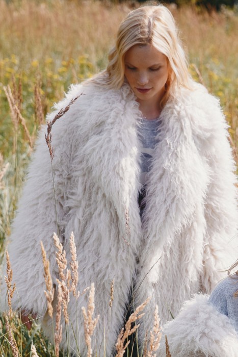 шуба из искусственного меха от бренда снежная королева вид слева