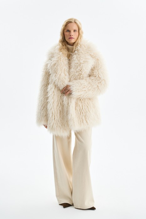 шуба из искусственного меха по цене 13270 руб вид справа