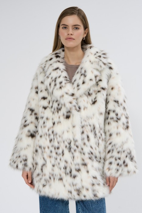 шуба из искусственного меха от бренда снежная королева вид слева