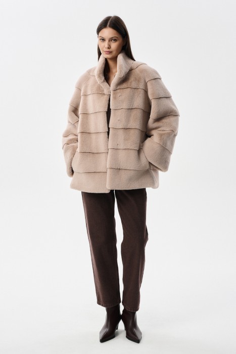 шуба из искусственного меха от бренда снежная королева вид слева
