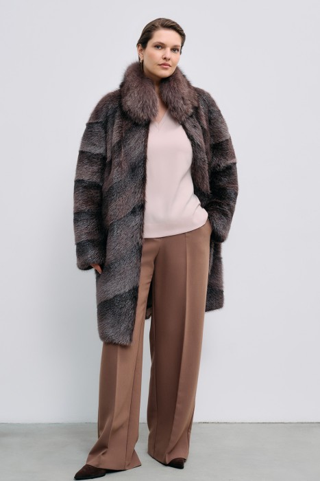 шуба из меха нутрии и отделкой мехом песца от бренда снежная королева вид слева