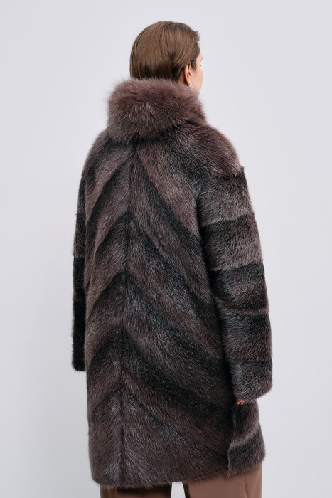 шуба из меха нутрии и отделкой мехом песца по цене 22840 руб вид справа