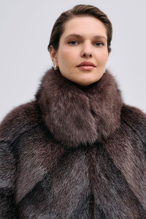 шуба из меха нутрии и отделкой мехом песца из россии вид сбоку
