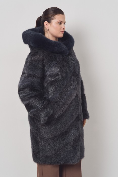шуба из меха нутрии и отделкой мехом песца по цене 24260 руб вид справа