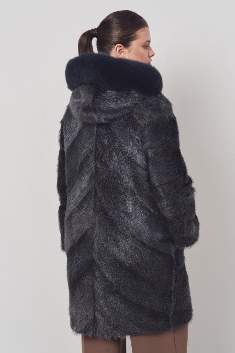 шуба из меха нутрии и отделкой мехом песца из россии вид сбоку