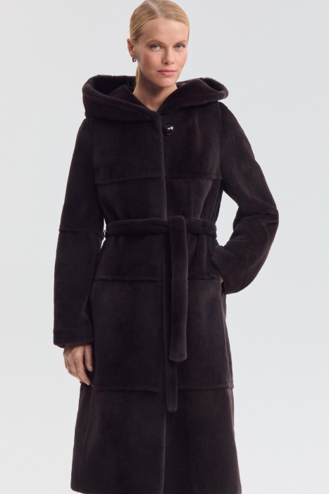 шуба из меха нутрии с капюшоном от бренда снежная королева вид слева